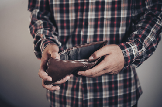 ¿Superstición o costumbre? Desmitificando el cambio de cartera en los hombres